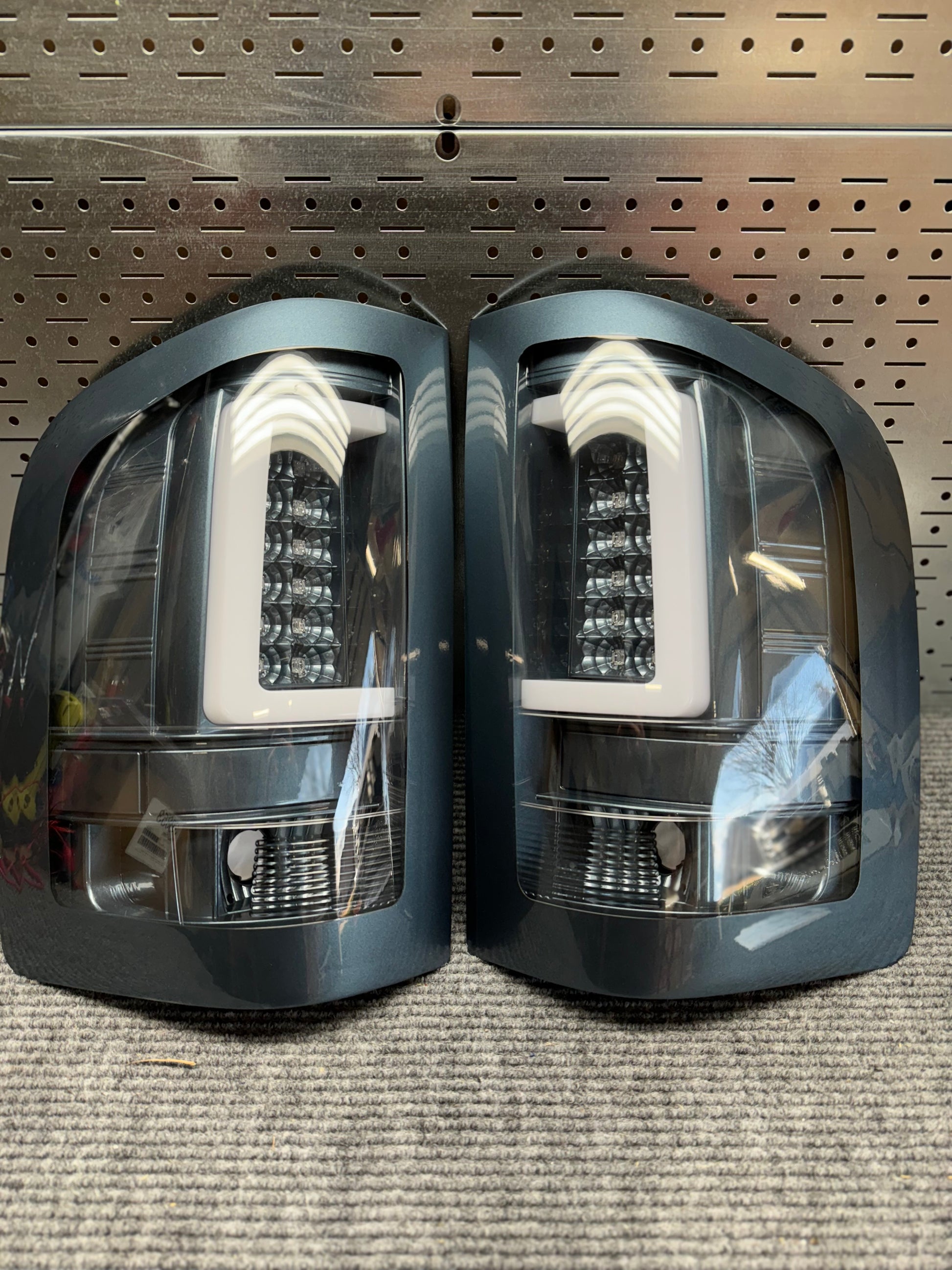 Buy 99 Silverado Sonar LH RH TAIL LIGHT SET In Casa Grande, Arizona, US - Foto 2